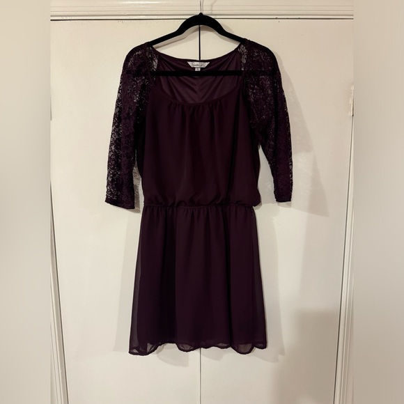 Flowey dress with cinch waist, lace sleeves, and in excellent condition. - Picture 1 of 4